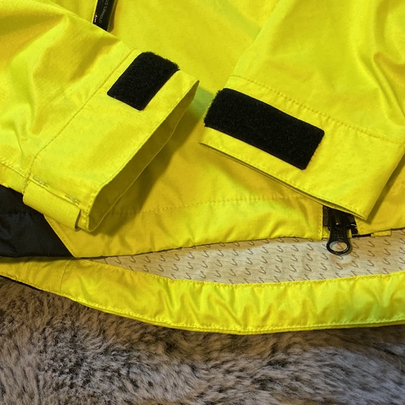 Showers Pass High Visibility Rain Cycling Jacket - Picture 3 of 16